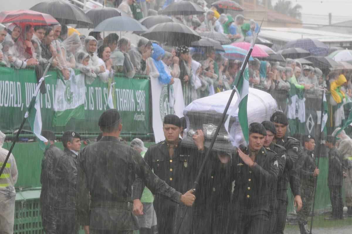 Emoo com a chegada dos corpos  Arena Cond para velrio. Foi o reencontro dos heris com suas famlias