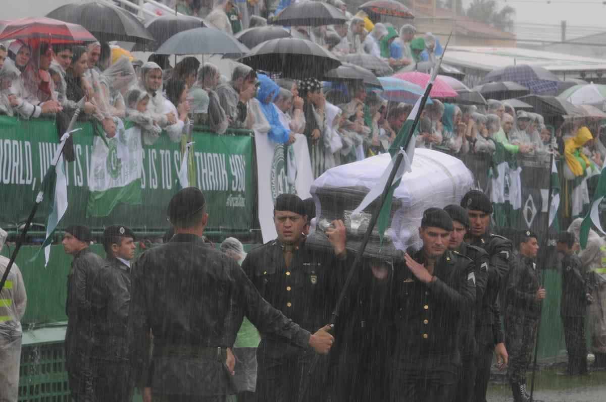 Emoo com a chegada dos corpos  Arena Cond para velrio. Foi o reencontro dos heris com suas famlias