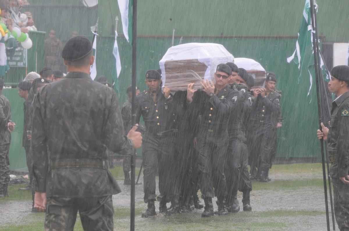 Emoo com a chegada dos corpos  Arena Cond para velrio. Foi o reencontro dos heris com suas famlias