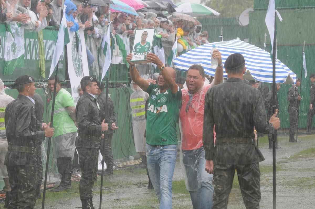 Emoo com a chegada dos corpos  Arena Cond para velrio. Foi o reencontro dos heris com suas famlias