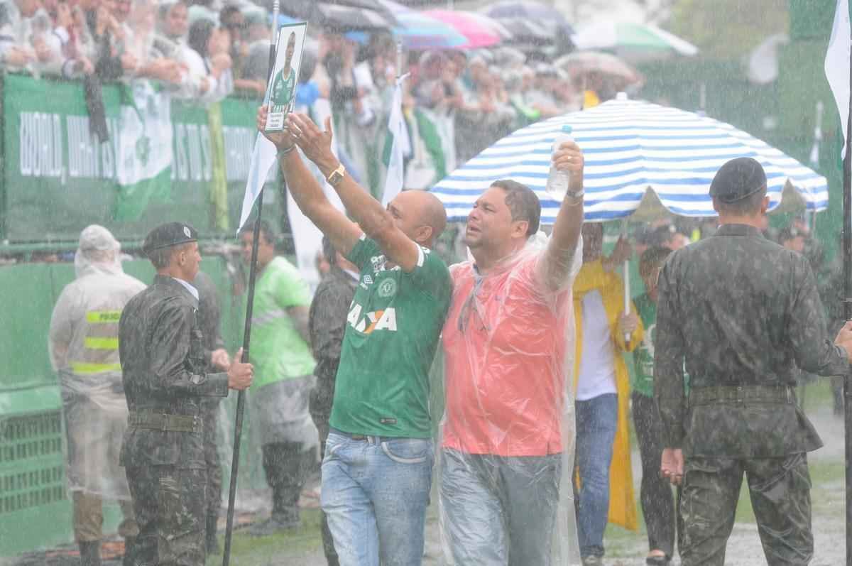 Emoo com a chegada dos corpos  Arena Cond para velrio. Foi o reencontro dos heris com suas famlias