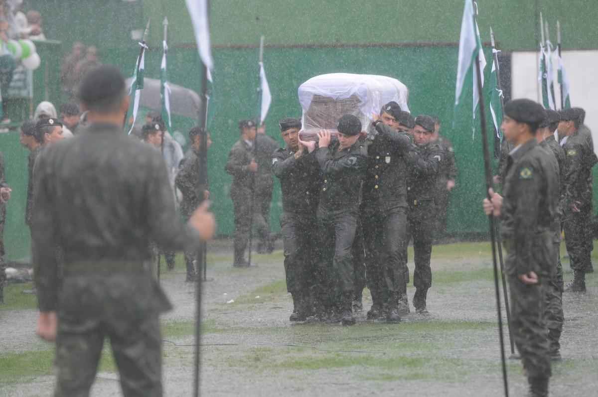 Emoo com a chegada dos corpos  Arena Cond para velrio. Foi o reencontro dos heris com suas famlias