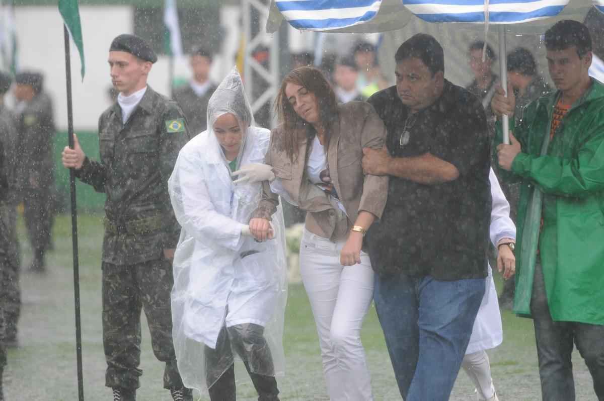 Emoo com a chegada dos corpos  Arena Cond para velrio. Foi o reencontro dos heris com suas famlias