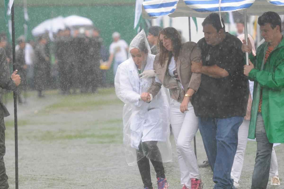 Emoo com a chegada dos corpos  Arena Cond para velrio. Foi o reencontro dos heris com suas famlias