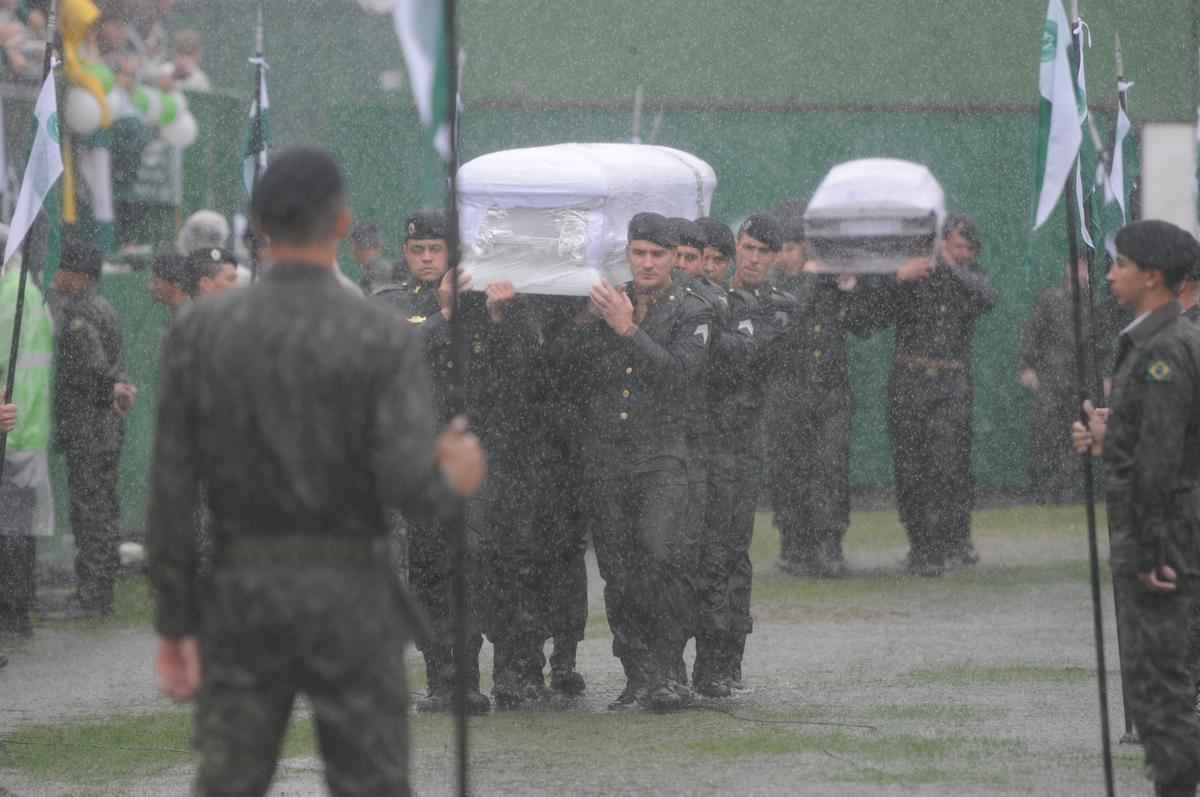 Emoo com a chegada dos corpos  Arena Cond para velrio. Foi o reencontro dos heris com suas famlias