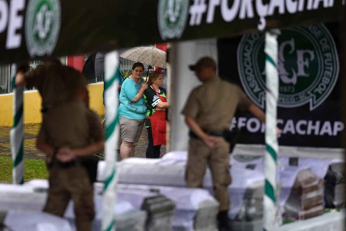 Momento da chegada dos caixes  Arena foi tocante