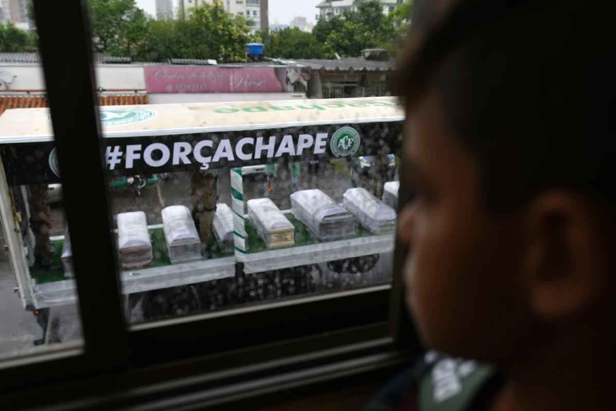 Momento da chegada dos caixes  Arena foi tocante