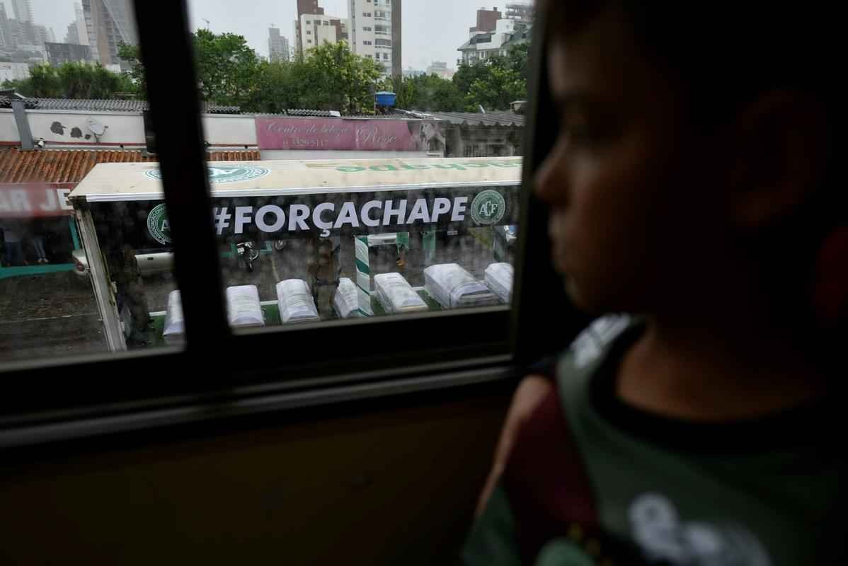 Momento da chegada dos caixes  Arena foi tocante