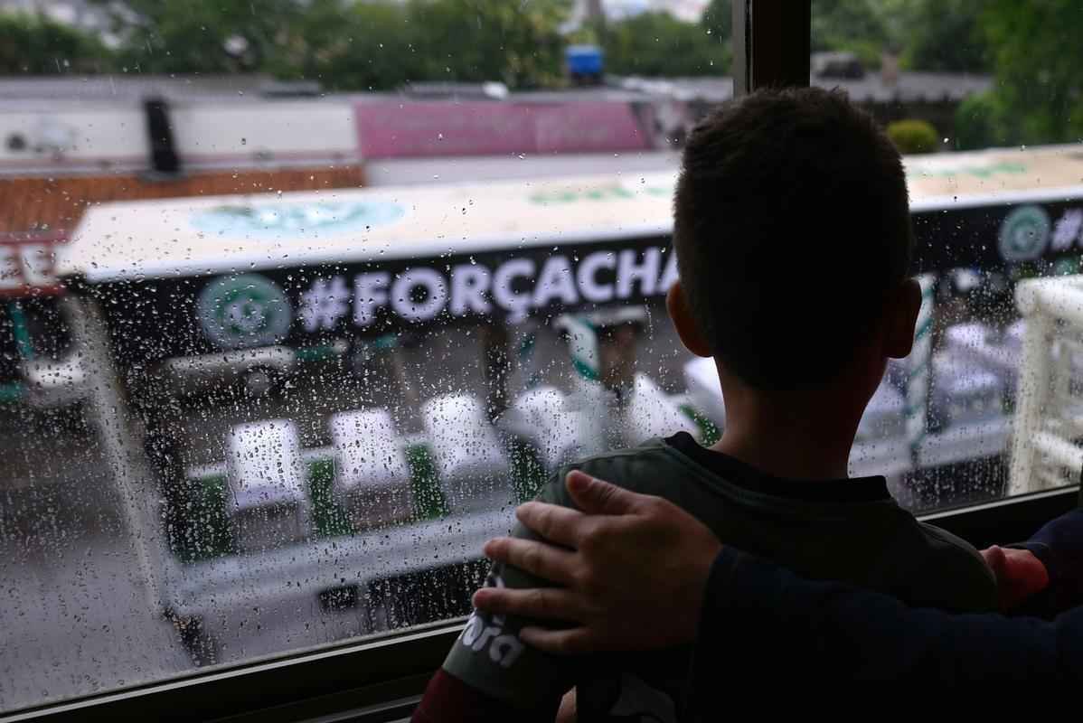 Momento da chegada dos caixes  Arena foi tocante