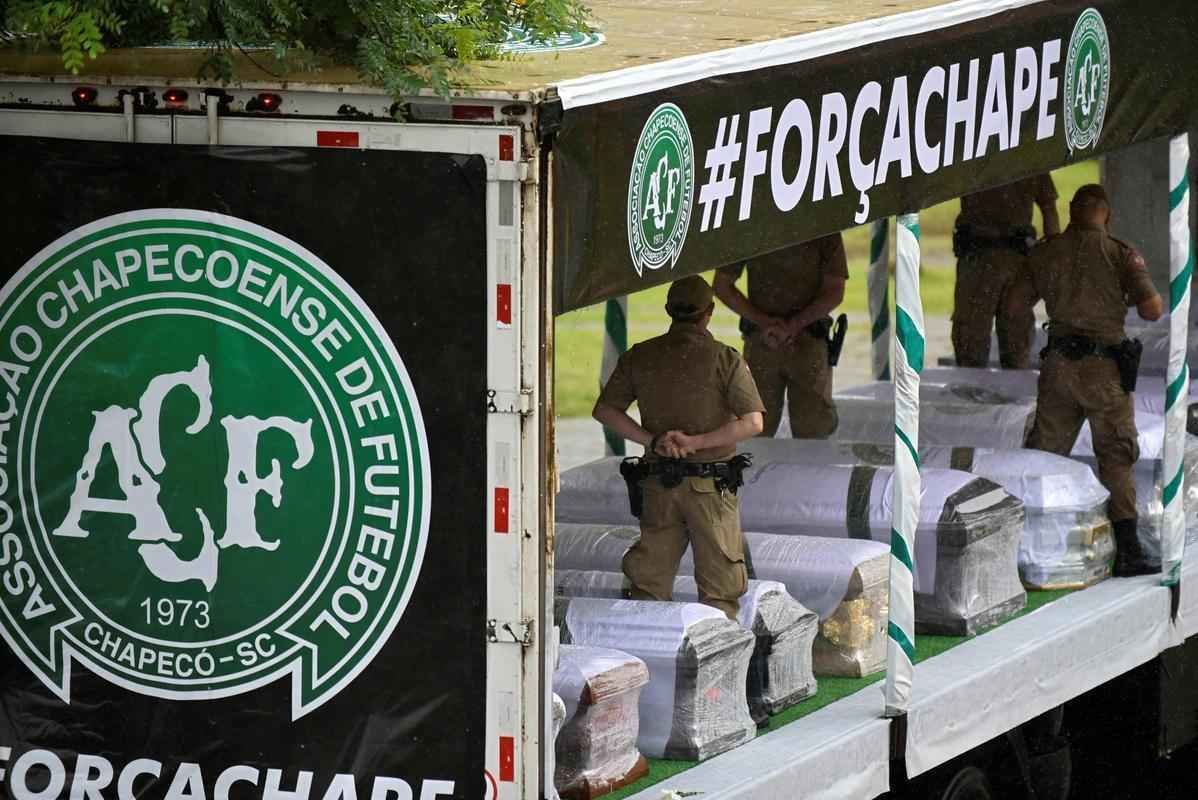 Momento da chegada dos caixes  Arena foi tocante