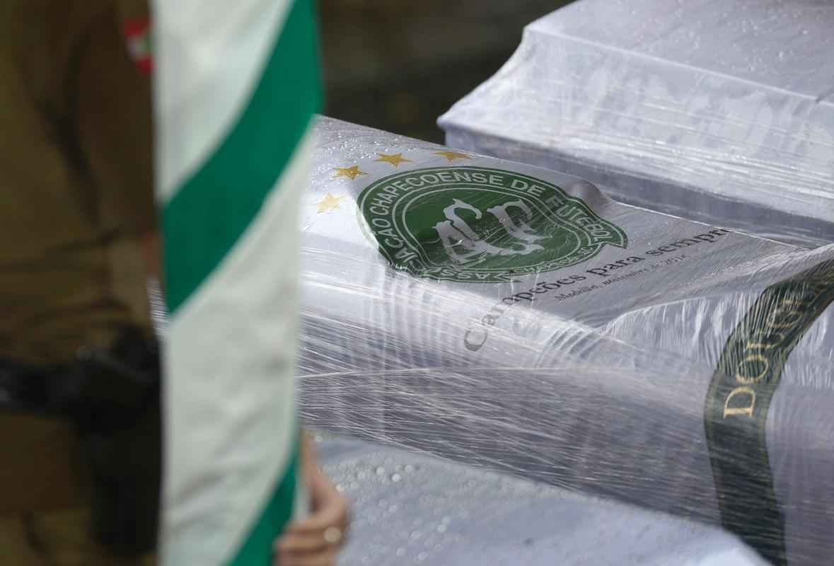 Momento da chegada dos caixes  Arena foi tocante