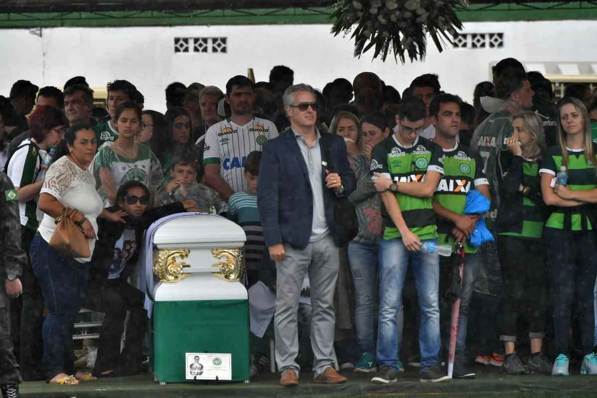 Momento da chegada dos caixes  Arena foi tocante