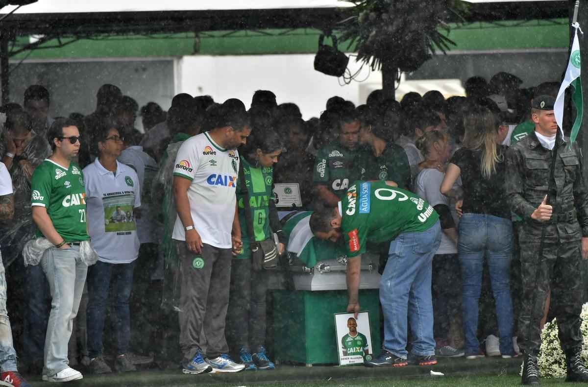 Momento da chegada dos caixes  Arena foi tocante