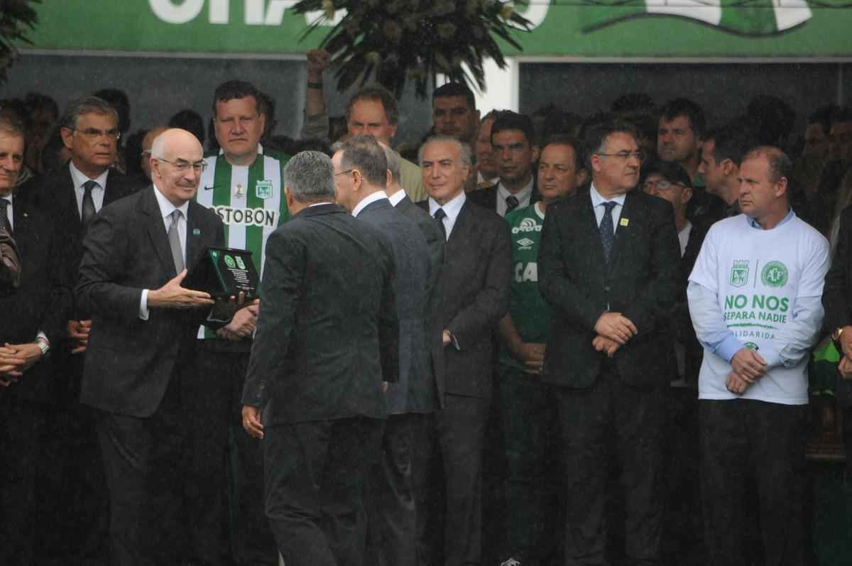 Prefeito de Chapec, Luciano Buligon, vestiu camisa do Atltico Nacional de Medelln em homenagem ao povo colombiano