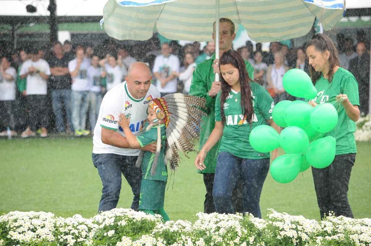 Pequeno ndio Cond, mascotinho do clube, despediu-se dos dolos