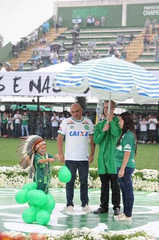 Pequeno ndio Cond, mascotinho do clube, despediu-se dos dolos
