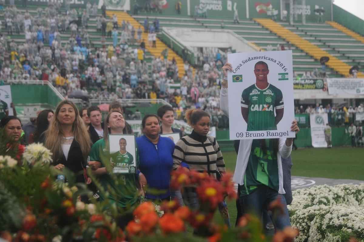 Familiares deram volta olmpica na Arena Cond com objetos e camisas das vtimas da Chapecoense. Emocionado, pblico cantou msicas do clube em homenagem aos mortos no acidente areo na Colmbia