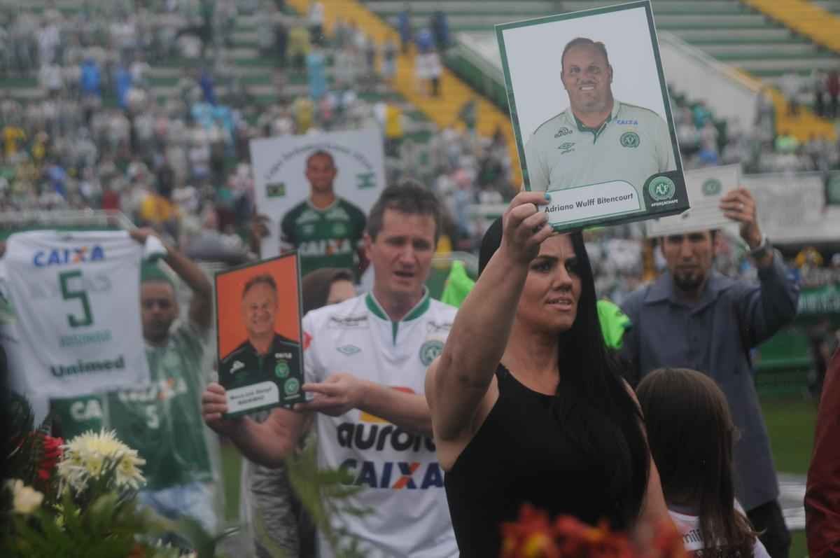 Familiares deram volta olmpica na Arena Cond com objetos e camisas das vtimas da Chapecoense. Emocionado, pblico cantou msicas do clube em homenagem aos mortos no acidente areo na Colmbia