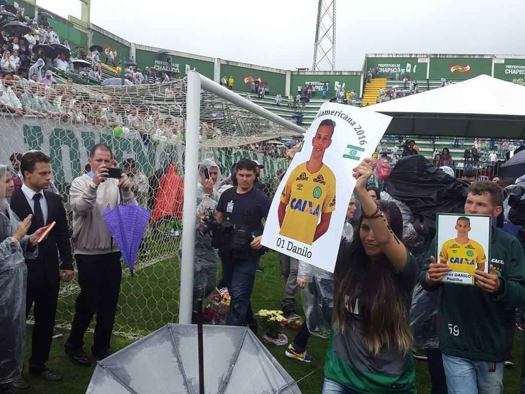 Familiares deram volta olmpica na Arena Cond com objetos e camisas das vtimas da Chapecoense. Emocionado, pblico cantou msicas do clube em homenagem aos mortos no acidente areo na Colmbia
