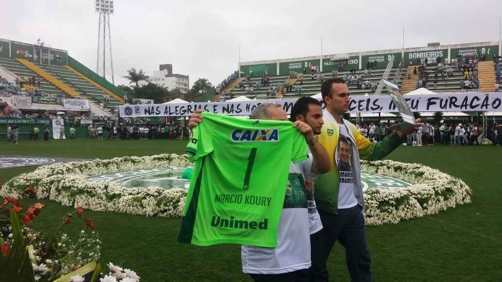 Familiares deram volta olmpica na Arena Cond com objetos e camisas das vtimas da Chapecoense. Emocionado, pblico cantou msicas do clube em homenagem aos mortos no acidente areo na Colmbia
