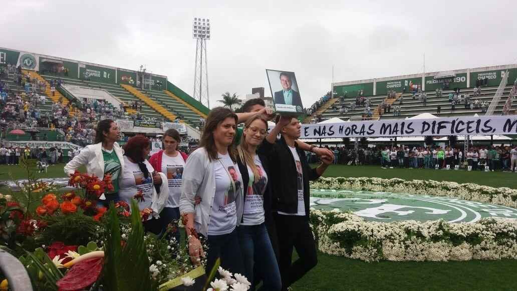 Familiares deram volta olmpica na Arena Cond com objetos e camisas das vtimas da Chapecoense. Emocionado, pblico cantou msicas do clube em homenagem aos mortos no acidente areo na Colmbia