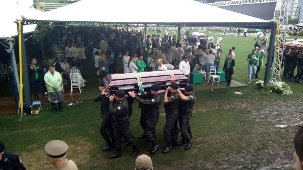 Depois de homenagens, corpos deixaram a Arena Cond. Muitos sero transferidos para cidades de origem das vtimas