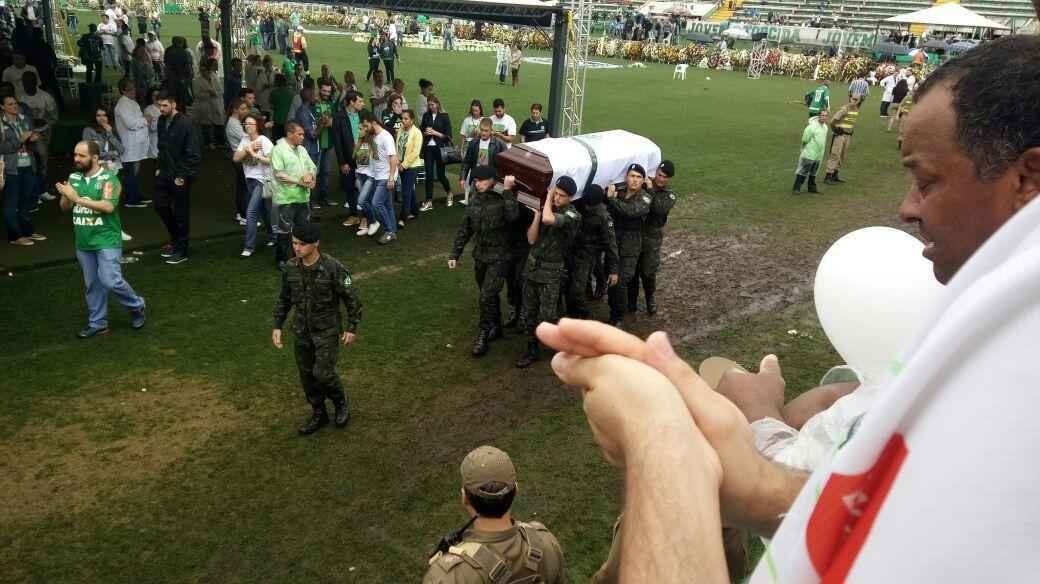 Depois de homenagens, corpos deixaram a Arena Cond. Muitos sero transferidos para cidades de origem das vtimas