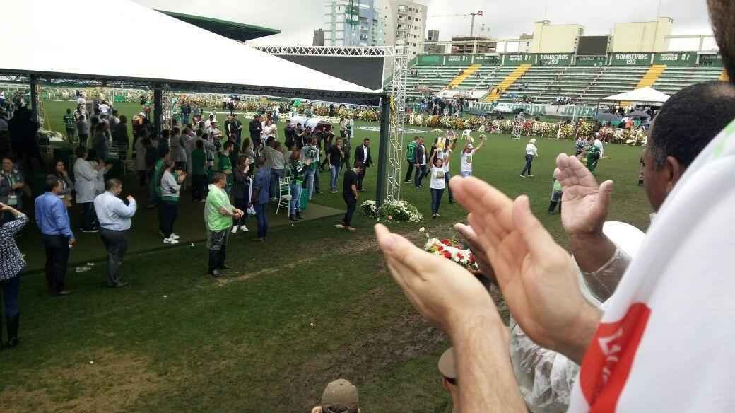 Depois de homenagens, corpos deixaram a Arena Cond. Muitos sero transferidos para cidades de origem das vtimas