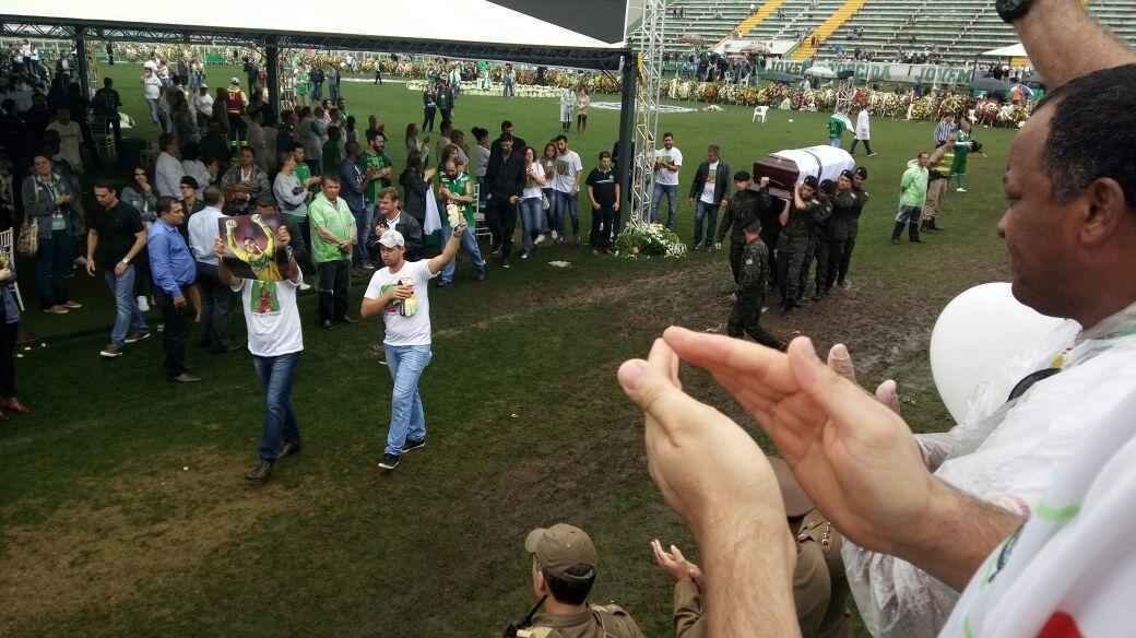 Depois de homenagens, corpos deixaram a Arena Cond. Muitos sero transferidos para cidades de origem das vtimas