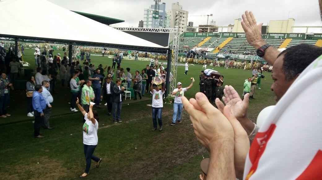Depois de homenagens, corpos deixaram a Arena Cond. Muitos sero transferidos para cidades de origem das vtimas