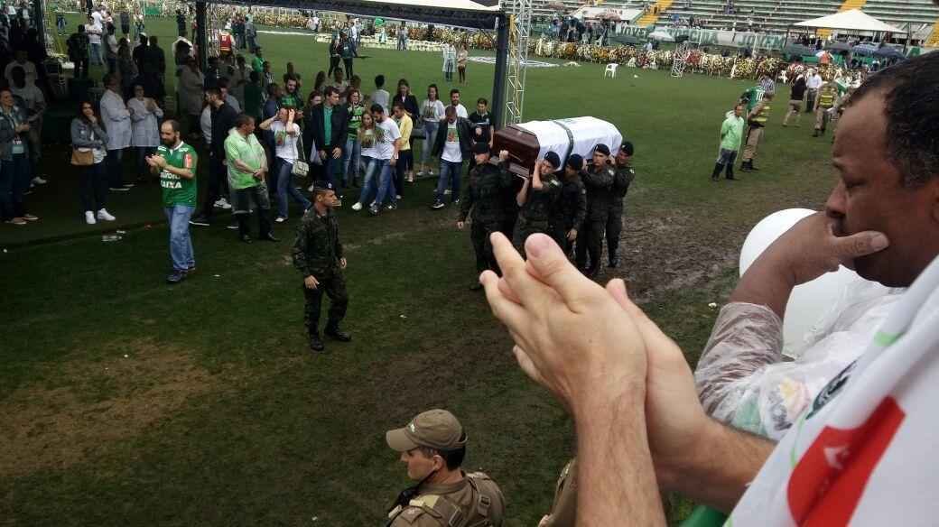 Depois de homenagens, corpos deixaram a Arena Cond. Muitos sero transferidos para cidades de origem das vtimas
