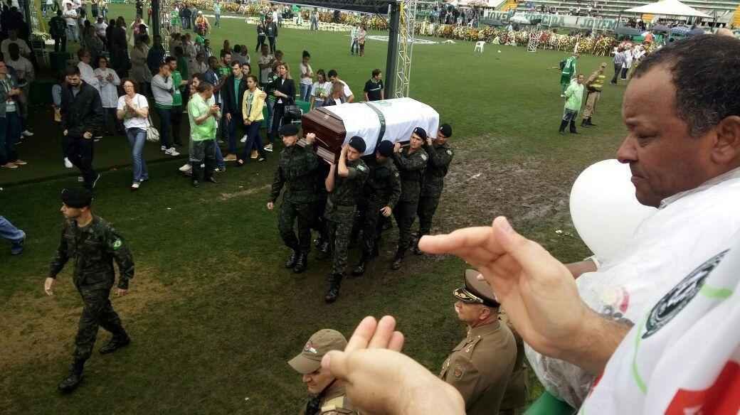 Depois de homenagens, corpos deixaram a Arena Cond. Muitos sero transferidos para cidades de origem das vtimas