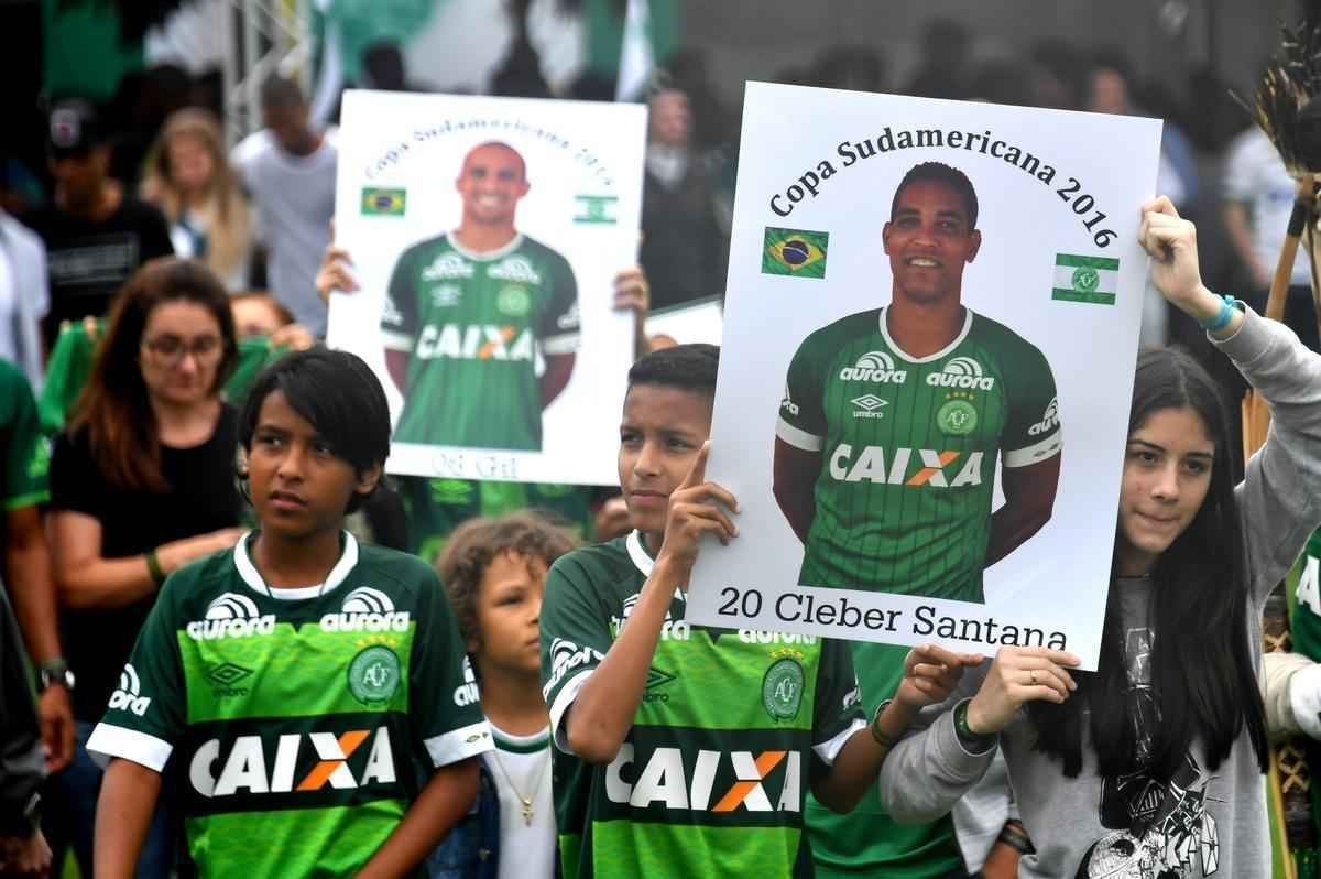 Familiares deram volta olmpica na Arena Cond com objetos e camisas das vtimas da Chapecoense. Emocionado, pblico cantou msicas do clube em homenagem aos mortos no acidente areo na Colmbia