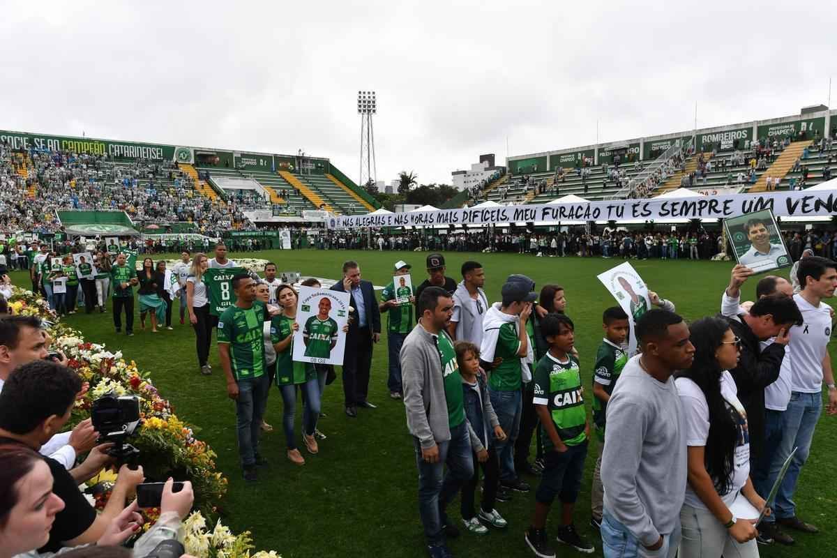Familiares deram volta olmpica na Arena Cond com objetos e camisas das vtimas da Chapecoense. Emocionado, pblico cantou msicas do clube em homenagem aos mortos no acidente areo na Colmbia