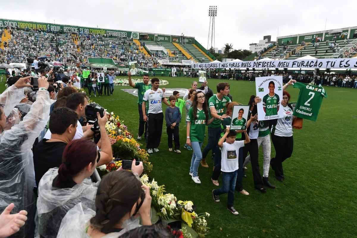 Familiares deram volta olmpica na Arena Cond com objetos e camisas das vtimas da Chapecoense. Emocionado, pblico cantou msicas do clube em homenagem aos mortos no acidente areo na Colmbia
