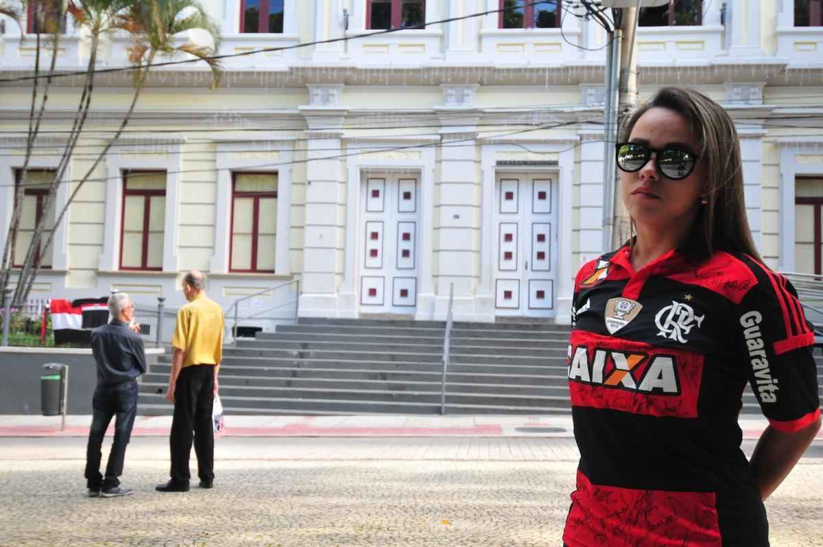 Autnoma Kellyene Zanetti Lutz, de 26 anos, com a camisa do Flamengo, aguarda chegada do corpo