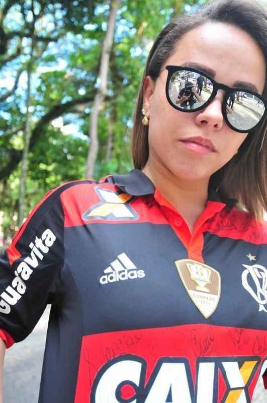 Autnoma Kellyene Zanetti Lutz, de 26 anos, com a camisa do Flamengo, aguarda chegada do corpo