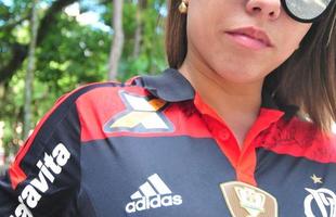 Autnoma Kellyene Zanetti Lutz, de 26 anos, com a camisa do Flamengo, aguarda chegada do corpo