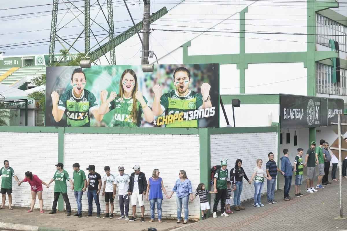 Pela ltima rodada do Campeonato Brasileiro, a Chapecoense receberia o Atltico na Arena Cond. Com a tragdia envolvendo a delegao da equipe catarinense, a rodada deste fim de semana no aconteceu, sendo adiada para o prximo. Solidrio  Chape, que, alm de perder jogadores e comisso tcnica, no possui condies psicolgicas para entrar em campo, o Atltico se pronunciou contra a realizao da partida