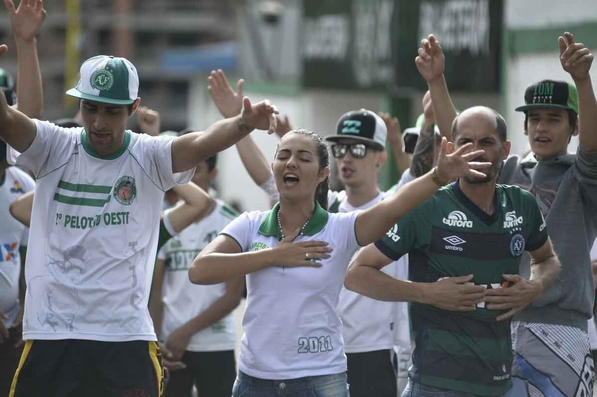 Pela ltima rodada do Campeonato Brasileiro, a Chapecoense receberia o Atltico na Arena Cond. Com a tragdia envolvendo a delegao da equipe catarinense, a rodada deste fim de semana no aconteceu, sendo adiada para o prximo. Solidrio  Chape, que, alm de perder jogadores e comisso tcnica, no possui condies psicolgicas para entrar em campo, o Atltico se pronunciou contra a realizao da partida