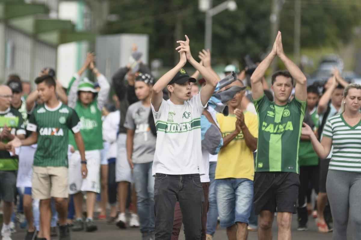 Pela ltima rodada do Campeonato Brasileiro, a Chapecoense receberia o Atltico na Arena Cond. Com a tragdia envolvendo a delegao da equipe catarinense, a rodada deste fim de semana no aconteceu, sendo adiada para o prximo. Solidrio  Chape, que, alm de perder jogadores e comisso tcnica, no possui condies psicolgicas para entrar em campo, o Atltico se pronunciou contra a realizao da partida