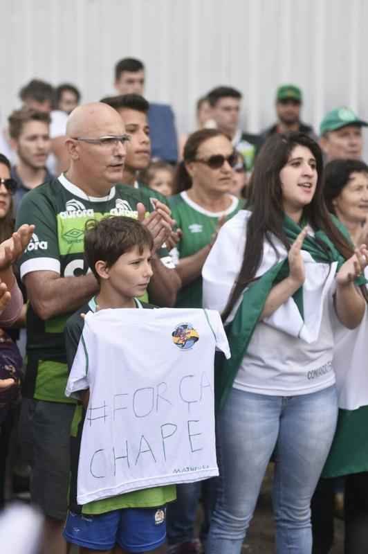 Pela ltima rodada do Campeonato Brasileiro, a Chapecoense receberia o Atltico na Arena Cond. Com a tragdia envolvendo a delegao da equipe catarinense, a rodada deste fim de semana no aconteceu, sendo adiada para o prximo. Solidrio  Chape, que, alm de perder jogadores e comisso tcnica, no possui condies psicolgicas para entrar em campo, o Atltico se pronunciou contra a realizao da partida