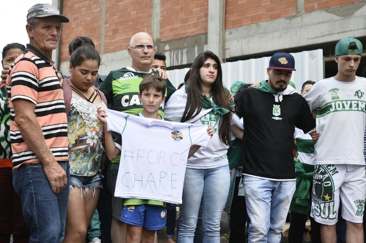 Pela ltima rodada do Campeonato Brasileiro, a Chapecoense receberia o Atltico na Arena Cond. Com a tragdia envolvendo a delegao da equipe catarinense, a rodada deste fim de semana no aconteceu, sendo adiada para o prximo. Solidrio  Chape, que, alm de perder jogadores e comisso tcnica, no possui condies psicolgicas para entrar em campo, o Atltico se pronunciou contra a realizao da partida