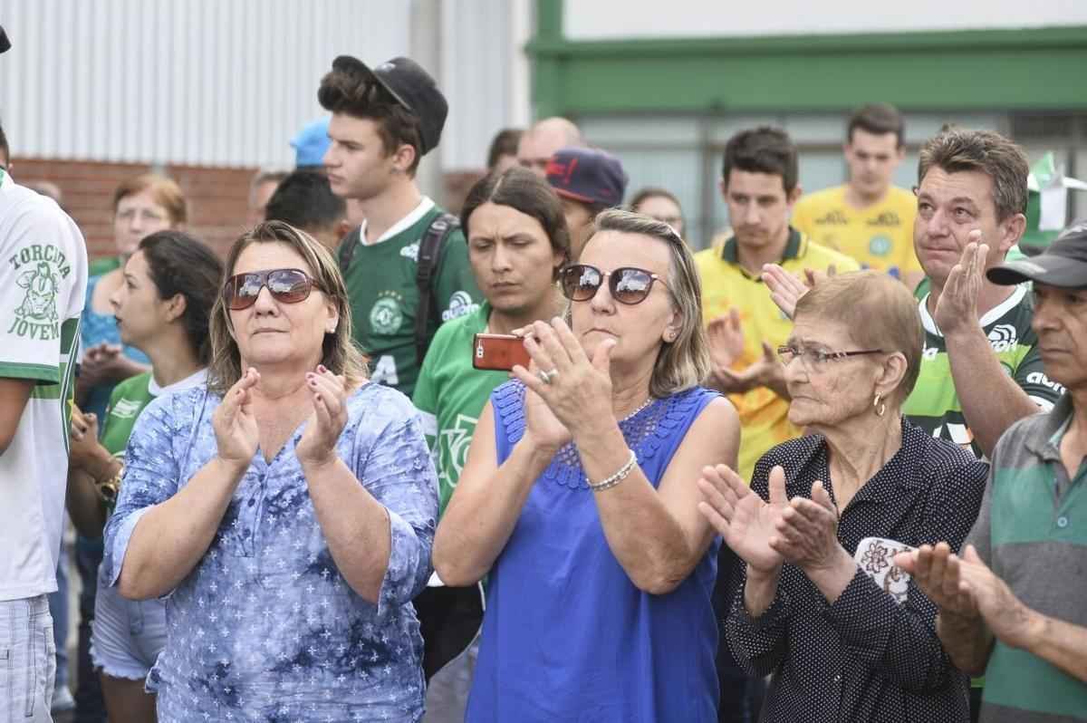 Pela ltima rodada do Campeonato Brasileiro, a Chapecoense receberia o Atltico na Arena Cond. Com a tragdia envolvendo a delegao da equipe catarinense, a rodada deste fim de semana no aconteceu, sendo adiada para o prximo. Solidrio  Chape, que, alm de perder jogadores e comisso tcnica, no possui condies psicolgicas para entrar em campo, o Atltico se pronunciou contra a realizao da partida