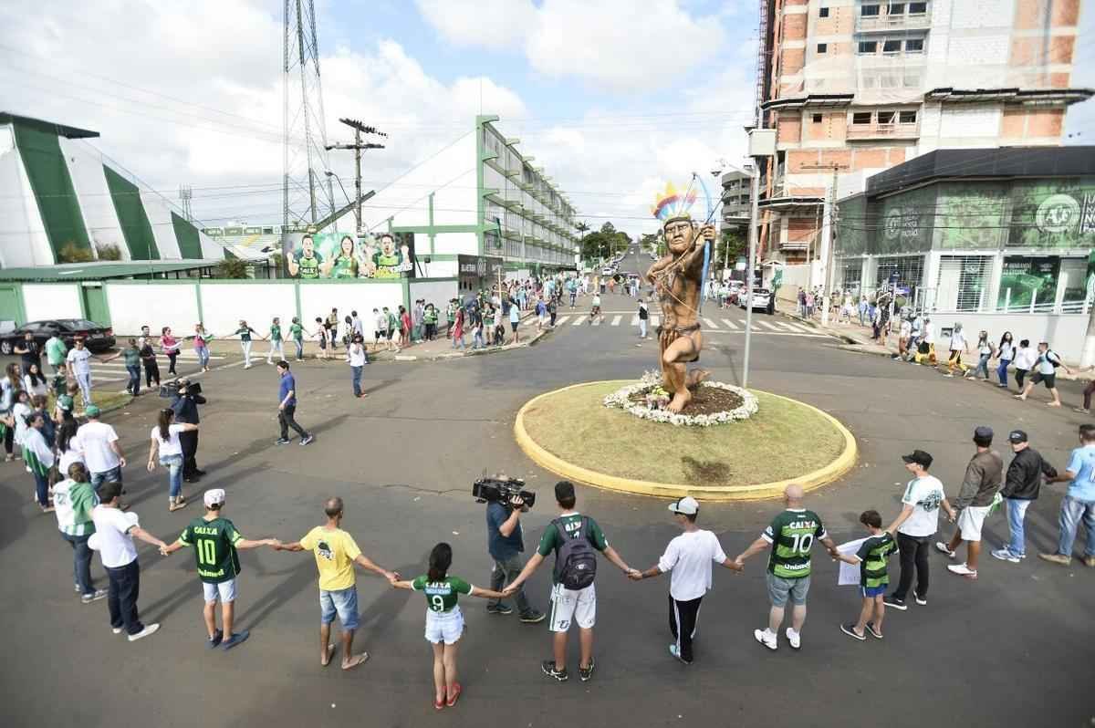 Pela ltima rodada do Campeonato Brasileiro, a Chapecoense receberia o Atltico na Arena Cond. Com a tragdia envolvendo a delegao da equipe catarinense, a rodada deste fim de semana no aconteceu, sendo adiada para o prximo. Solidrio  Chape, que, alm de perder jogadores e comisso tcnica, no possui condies psicolgicas para entrar em campo, o Atltico se pronunciou contra a realizao da partida