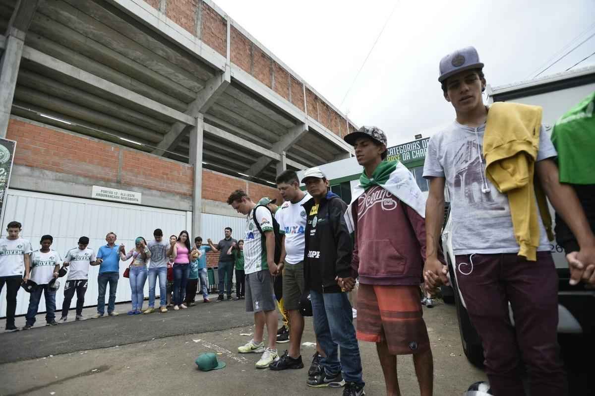 Pela ltima rodada do Campeonato Brasileiro, a Chapecoense receberia o Atltico na Arena Cond. Com a tragdia envolvendo a delegao da equipe catarinense, a rodada deste fim de semana no aconteceu, sendo adiada para o prximo. Solidrio  Chape, que, alm de perder jogadores e comisso tcnica, no possui condies psicolgicas para entrar em campo, o Atltico se pronunciou contra a realizao da partida