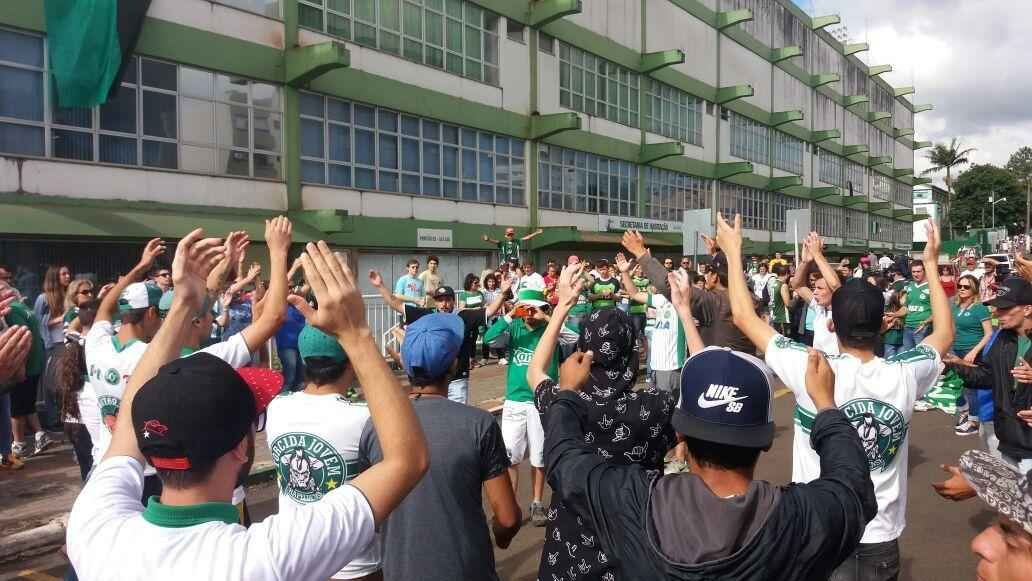 Pela ltima rodada do Campeonato Brasileiro, a Chapecoense receberia o Atltico na Arena Cond. Com a tragdia envolvendo a delegao da equipe catarinense, a rodada deste fim de semana no aconteceu, sendo adiada para o prximo. Solidrio  Chape, que, alm de perder jogadores e comisso tcnica, no possui condies psicolgicas para entrar em campo, o Atltico se pronunciou contra a realizao da partida