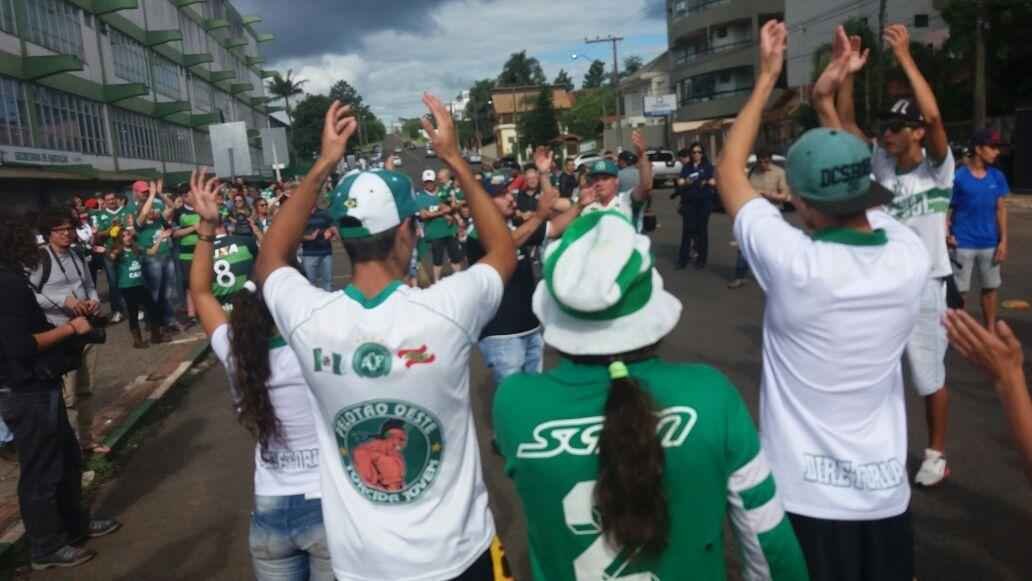 Pela ltima rodada do Campeonato Brasileiro, a Chapecoense receberia o Atltico na Arena Cond. Com a tragdia envolvendo a delegao da equipe catarinense, a rodada deste fim de semana no aconteceu, sendo adiada para o prximo. Solidrio  Chape, que, alm de perder jogadores e comisso tcnica, no possui condies psicolgicas para entrar em campo, o Atltico se pronunciou contra a realizao da partida