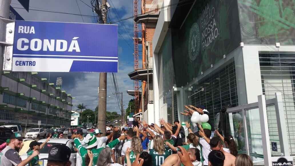 Pela ltima rodada do Campeonato Brasileiro, a Chapecoense receberia o Atltico na Arena Cond. Com a tragdia envolvendo a delegao da equipe catarinense, a rodada deste fim de semana no aconteceu, sendo adiada para o prximo. Solidrio  Chape, que, alm de perder jogadores e comisso tcnica, no possui condies psicolgicas para entrar em campo, o Atltico se pronunciou contra a realizao da partida