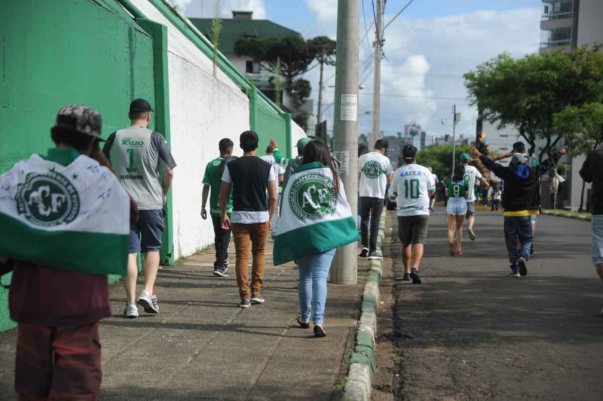 Pela ltima rodada do Campeonato Brasileiro, a Chapecoense receberia o Atltico na Arena Cond. Com a tragdia envolvendo a delegao da equipe catarinense, a rodada deste fim de semana no aconteceu, sendo adiada para o prximo. Solidrio  Chape, que, alm de perder jogadores e comisso tcnica, no possui condies psicolgicas para entrar em campo, o Atltico se pronunciou contra a realizao da partida